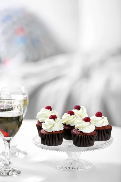 Degustação de vinho e cupcakes de chocolate, close-up — Fotografia de Stock