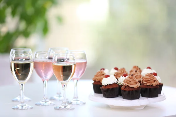 Verkostung von Wein und Schokolade Cupcakes, aus nächster Nähe — Stockfoto