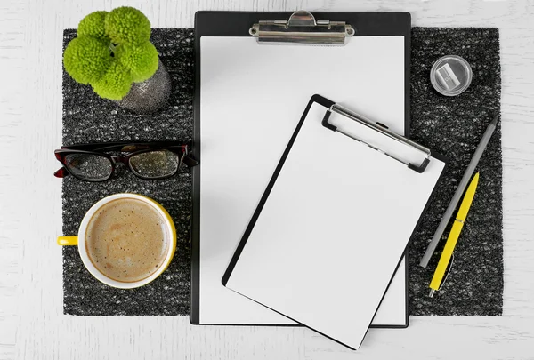 Tasse Kaffee auf Holztisch — Stockfoto