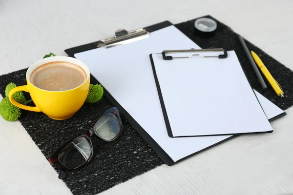 Tasse Kaffee auf Holztisch — Stockfoto