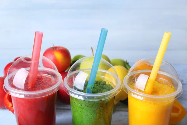 Fruta fresca da mistura do suco, bebidas saudáveis no fundo de madeira da cor — Fotografia de Stock