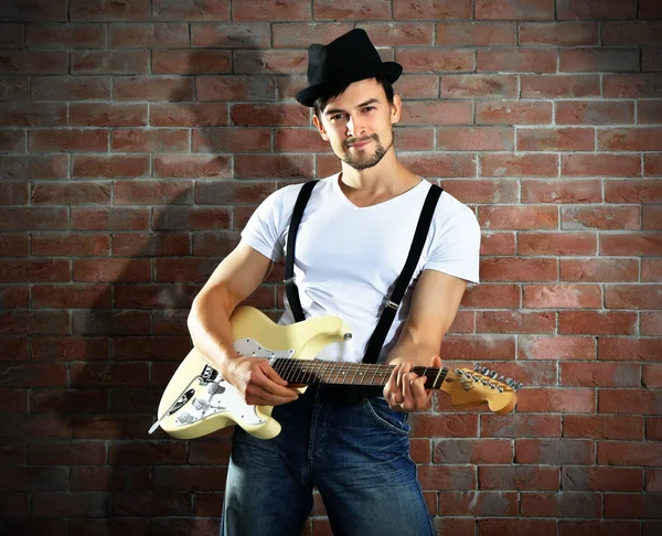 Junger Mann spielt Gitarre — Stockfoto