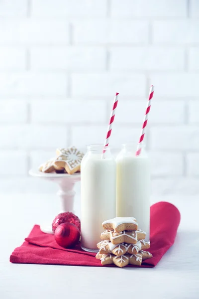 Nádherná skladba s vánoční cukroví a mléko — Stock fotografie