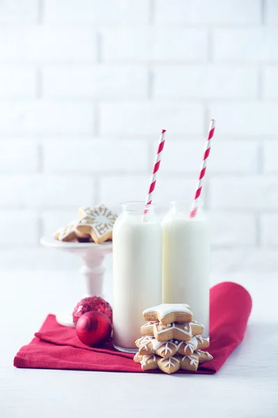 Mooie compositie met Kerstmis cookies en melk — Stockfoto