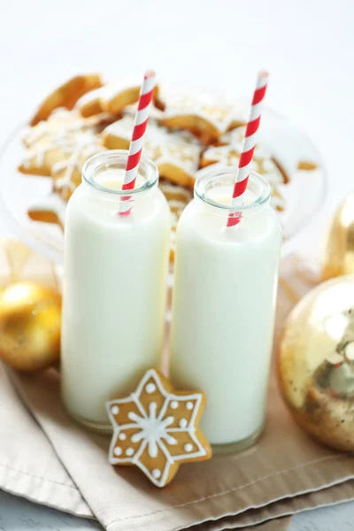 Schöne Komposition mit Weihnachtsgebäck und Milch — Stockfoto