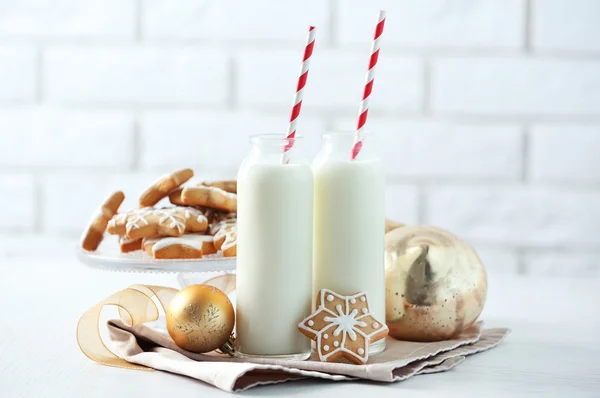 Schöne Komposition mit Weihnachtsgebäck und Milch — Stockfoto