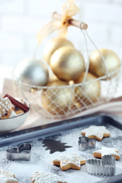 Vackra jul cookies på ugnen-bricka, närbild — Stockfoto
