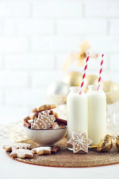 Hermosa composición con galletas de Navidad y leche —  Fotos de Stock