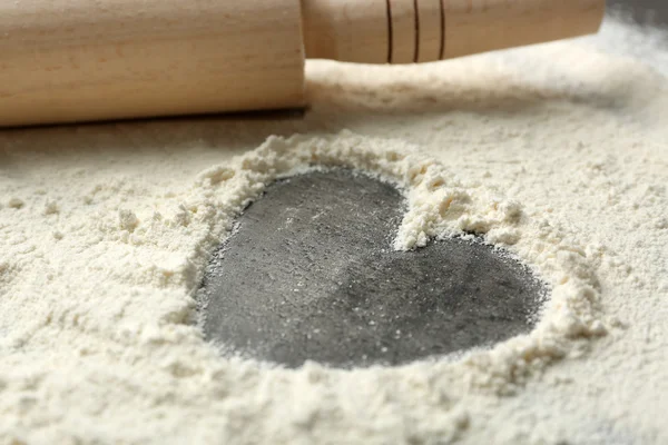 Heart of flour and rolling pin — Stock Photo, Image