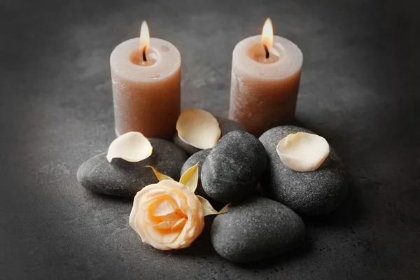 香味蜡烛与鹅卵石 — 图库照片
