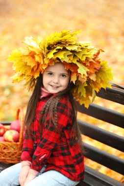 Sarı çelenk içinde mutlu genç kız 