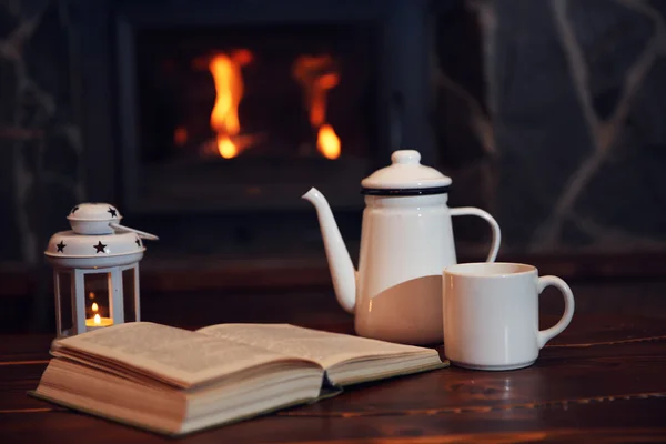 Horký čaj do hrnku a kniha — Stock fotografie