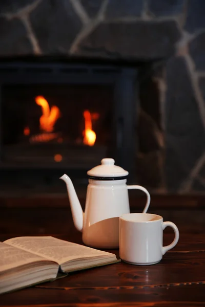 Chá quente em caneca e livro — Fotografia de Stock