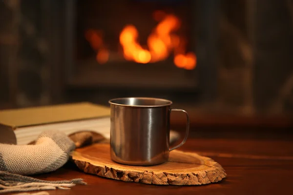 Bok och mugg med varm dryck — Stockfoto