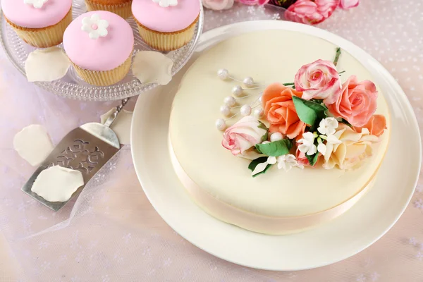 Gâteau avec des fleurs de pâte de sucre — Photo