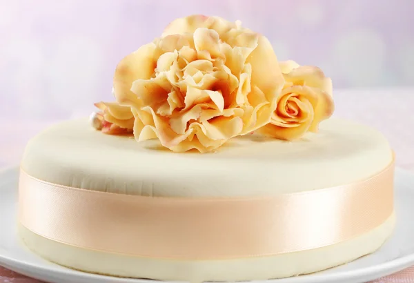 Gâteau avec des fleurs de pâte de sucre — Photo