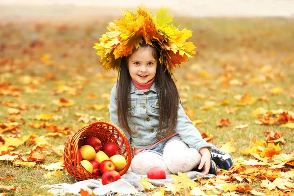 Красива маленька дівчинка з яблуками — стокове фото