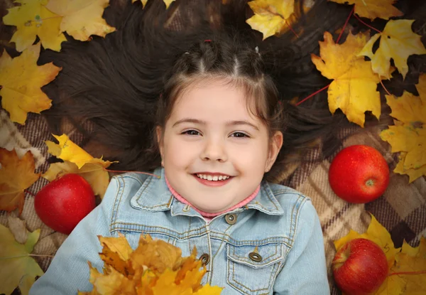 Jong meisje in het herfstpark — Stockfoto