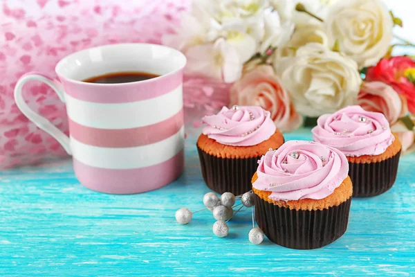 Schmackhafte Cupcakes dekoriert — Stockfoto