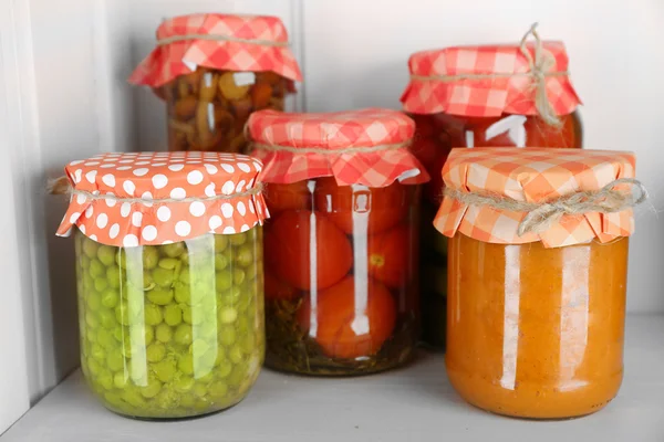 Баночки з маринованими овочами на полиці — стокове фото