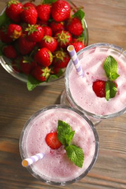 ahşap masa üzerinde çilek milkshake bardak yakın çekim