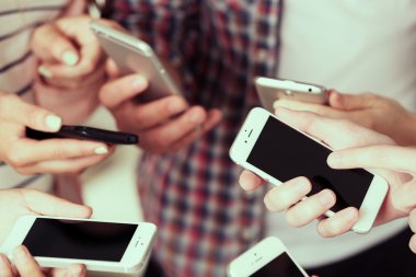 Cep telefonları holding eller