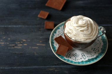 Kahve rengi ahşap zemin üzerine krema ile