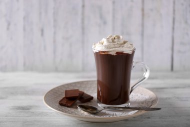 Kahve rengi ahşap zemin üzerine krema ile