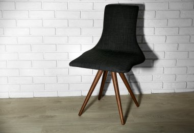 Tuğla duvar modern sandalye