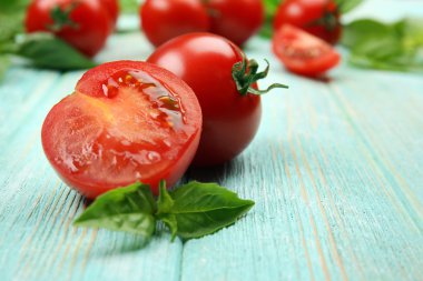 Taze domates fesleğen ahşap tablo ile yakın çekim
