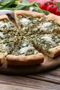 Ispanak ve domates kiraz tablo ile açık pasta grafiğin dilimlerini yakın çekim