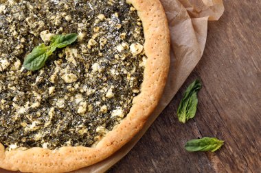 Ispanaklı masada açık pasta yakın çekim