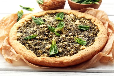 Ispanaklı masada açık pasta yakın çekim