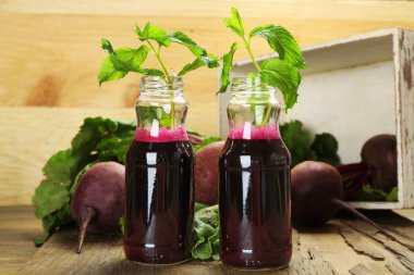 Ahşap masa, tatlı taze pancar suyu