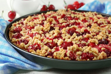 Kiraz tablo ile lezzetli ev yapımı pasta yakın çekim