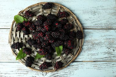 Masada nane ile tatlı böğürtlen yığını kapat