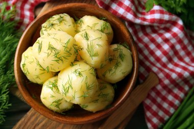 Masada bir kapta yeşillikleri ile haşlanmış patates yakın çekim