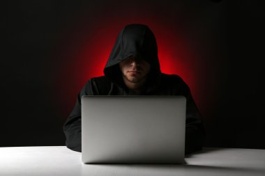 bilgisayar ile anonim Hacker 