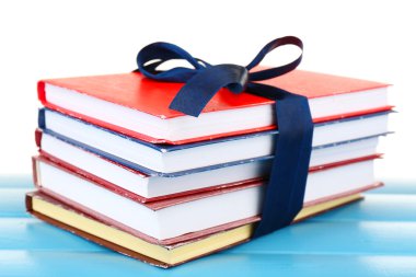 Kurdele ile kitap yığını
