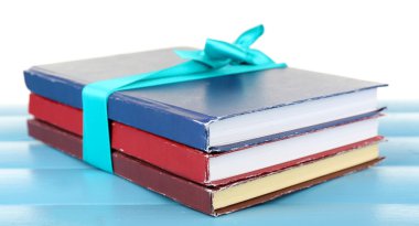 Kurdele ile kitap yığını