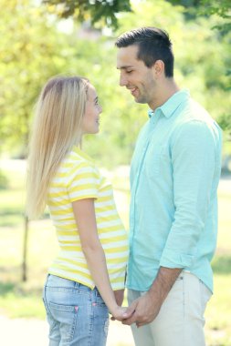 Kocası olan genç hamile bir kadın. 