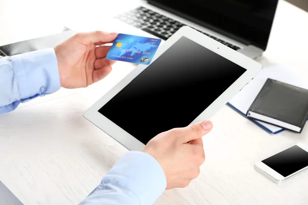 Man holding credit card — Stock Photo, Image