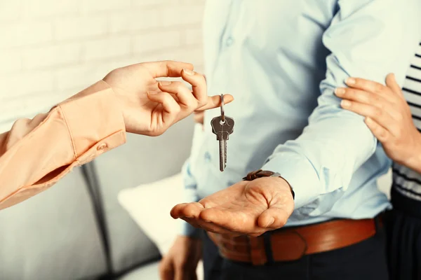 Real estate agent giving keys — Stock Photo, Image