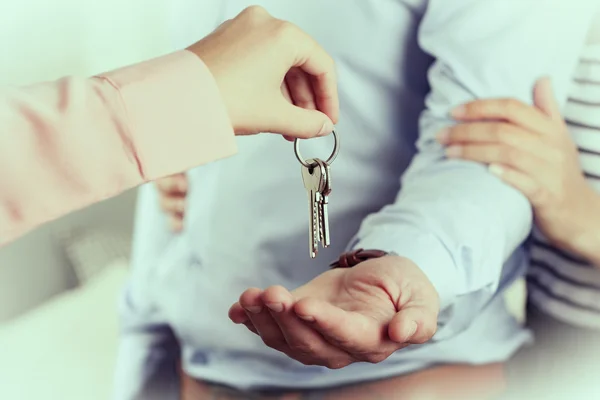 Agente imobiliário dando chaves — Fotografia de Stock