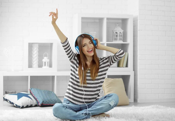 Vrouw die muziek luistert in een hoofdtelefoon — Stockfoto