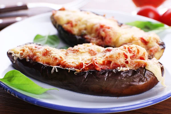 Patlıcan kiraz domates ve peynirle ahşap masa, closeup üzerinde beyaz tabakta yemek — Stok fotoğraf