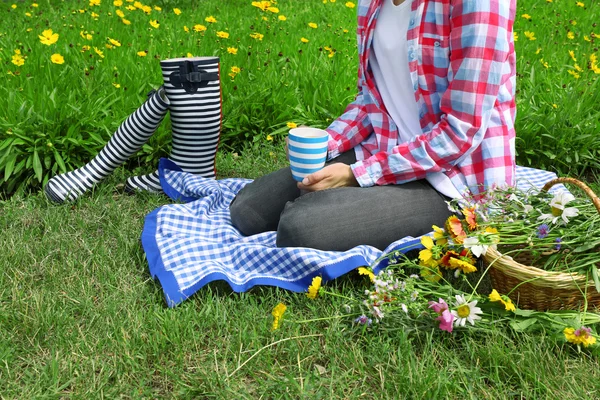 Ung kvinna med kopp kaffe — Stockfoto