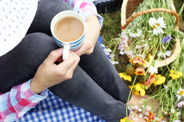 Giovane donna con tazza di caffè — Foto Stock