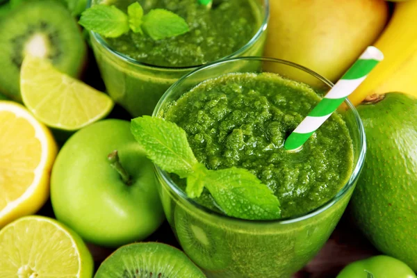 Succo sano verde con frutta e verdura da vicino — Foto Stock