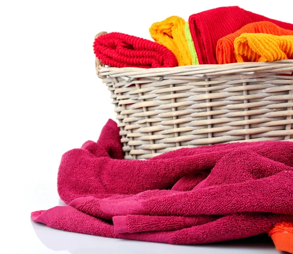 Kleurrijke handdoeken in de mand — Stockfoto